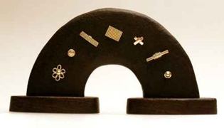 Arch shaped earring stand with 7 gold earrings